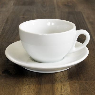 Petite Tasse De Cappuccino Avec Grains De Café Et Vue De Dessus De Mousse  De Lait En Forme De Coeur Isolé Sur Bac Blanc